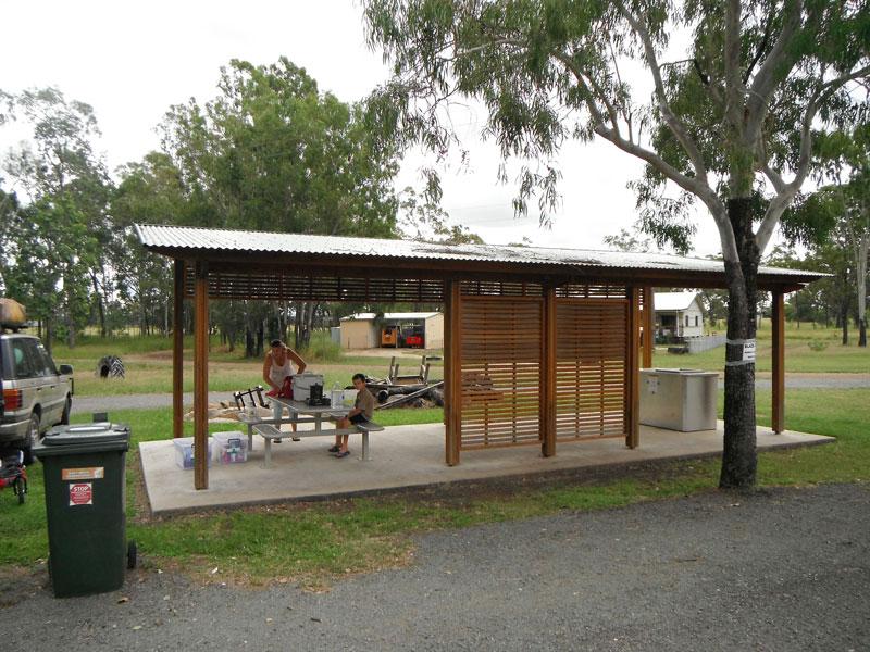 Excellent sheltered picnic tables and free barbecuesThe facilities are courtesy of the Dululu Community, so say thanks and leave them better than you found them.